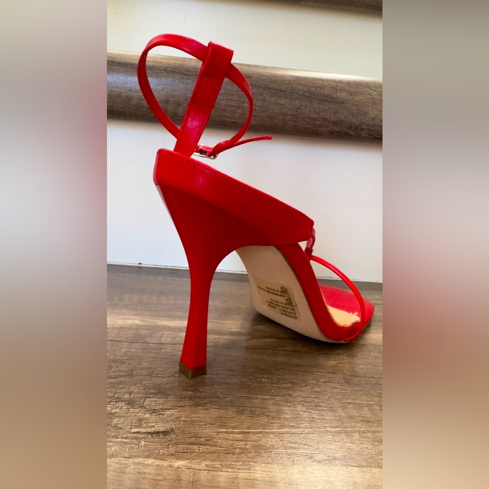Chase+ Chloe size 5.5 red heels